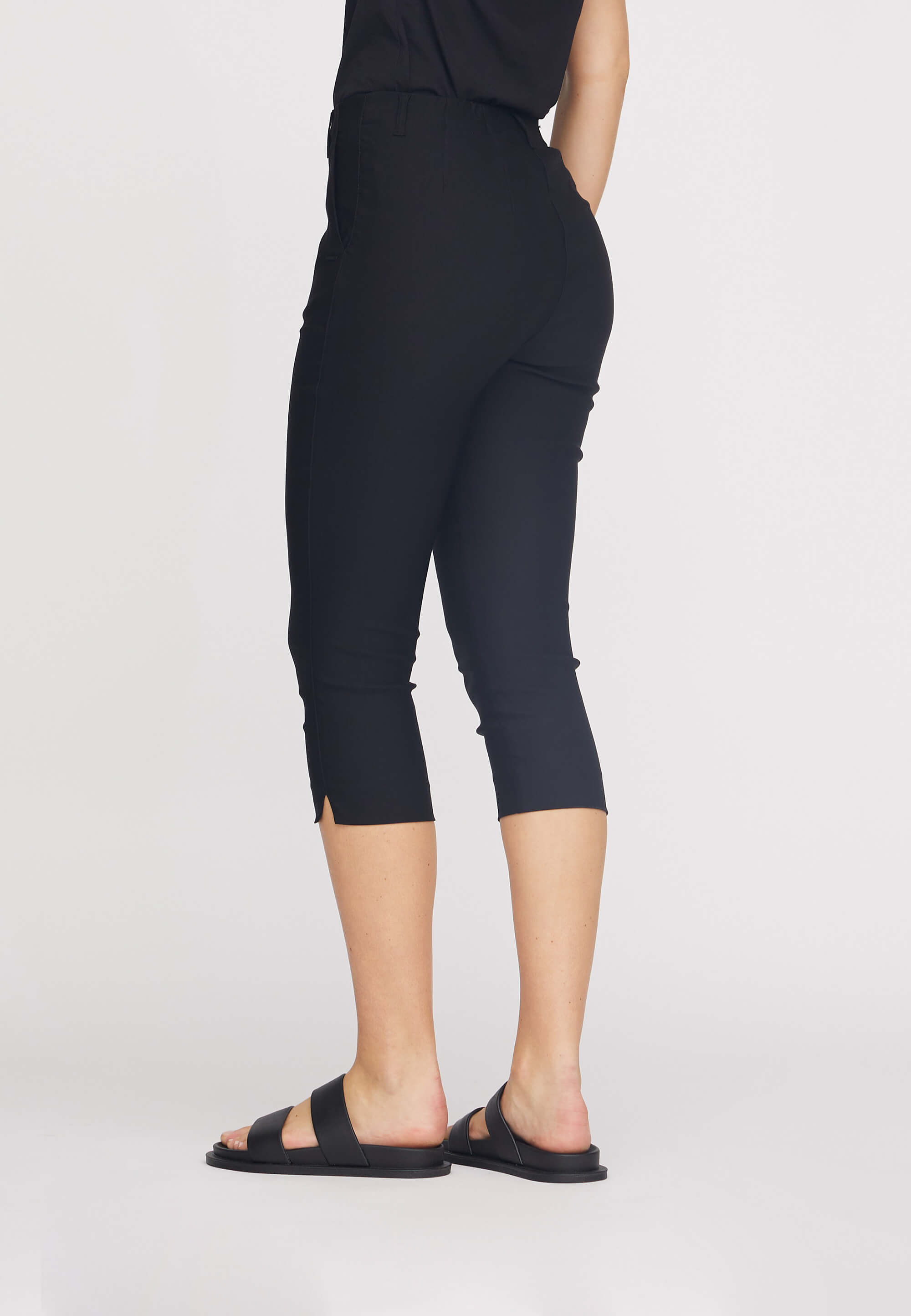 LAURIE Elizabeth Slim Capri Medium Length Slim 99000 Black