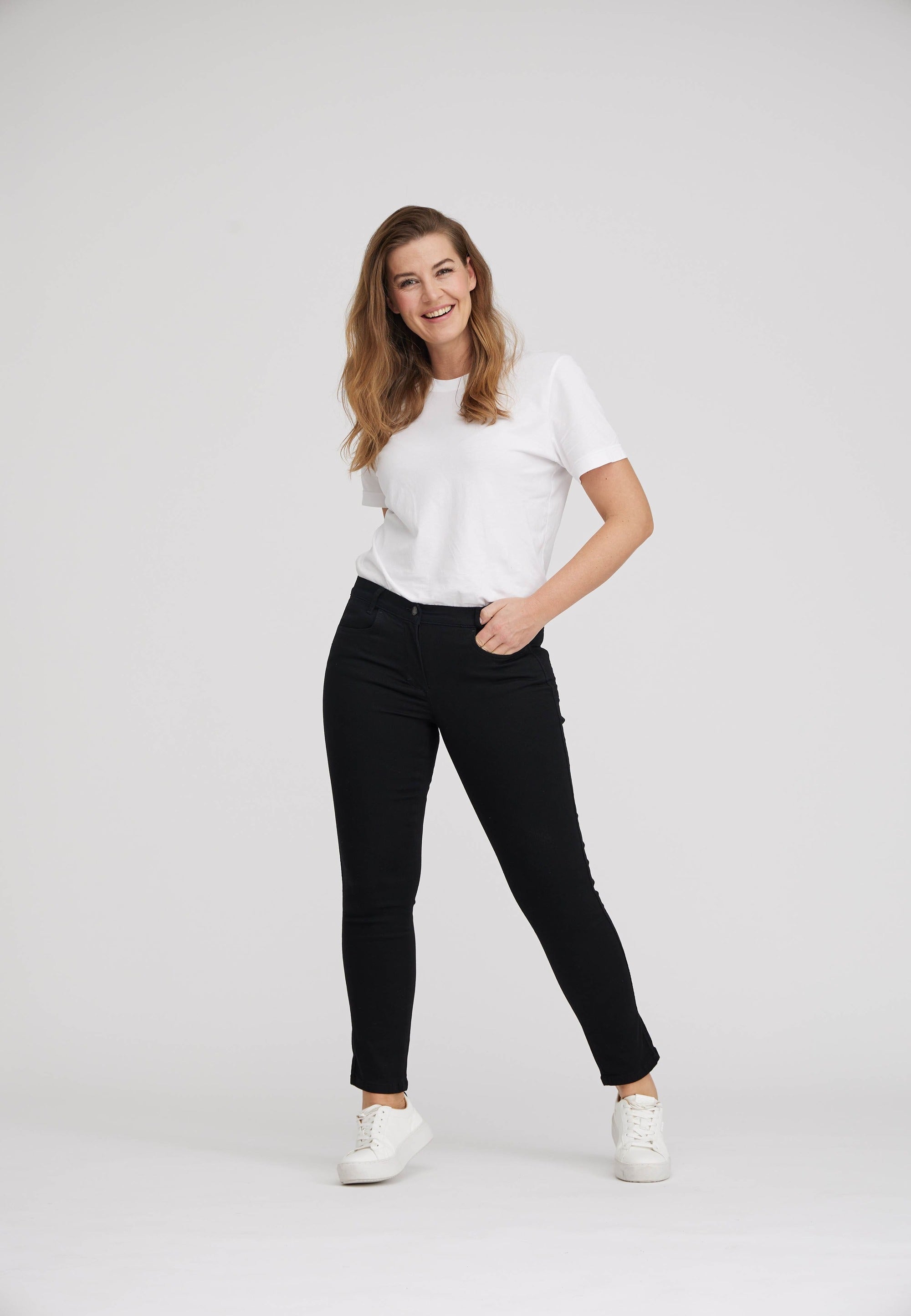 LAURIE Serene 5-pocket Regular - Short Length Trousers REGULAR 99000 Black