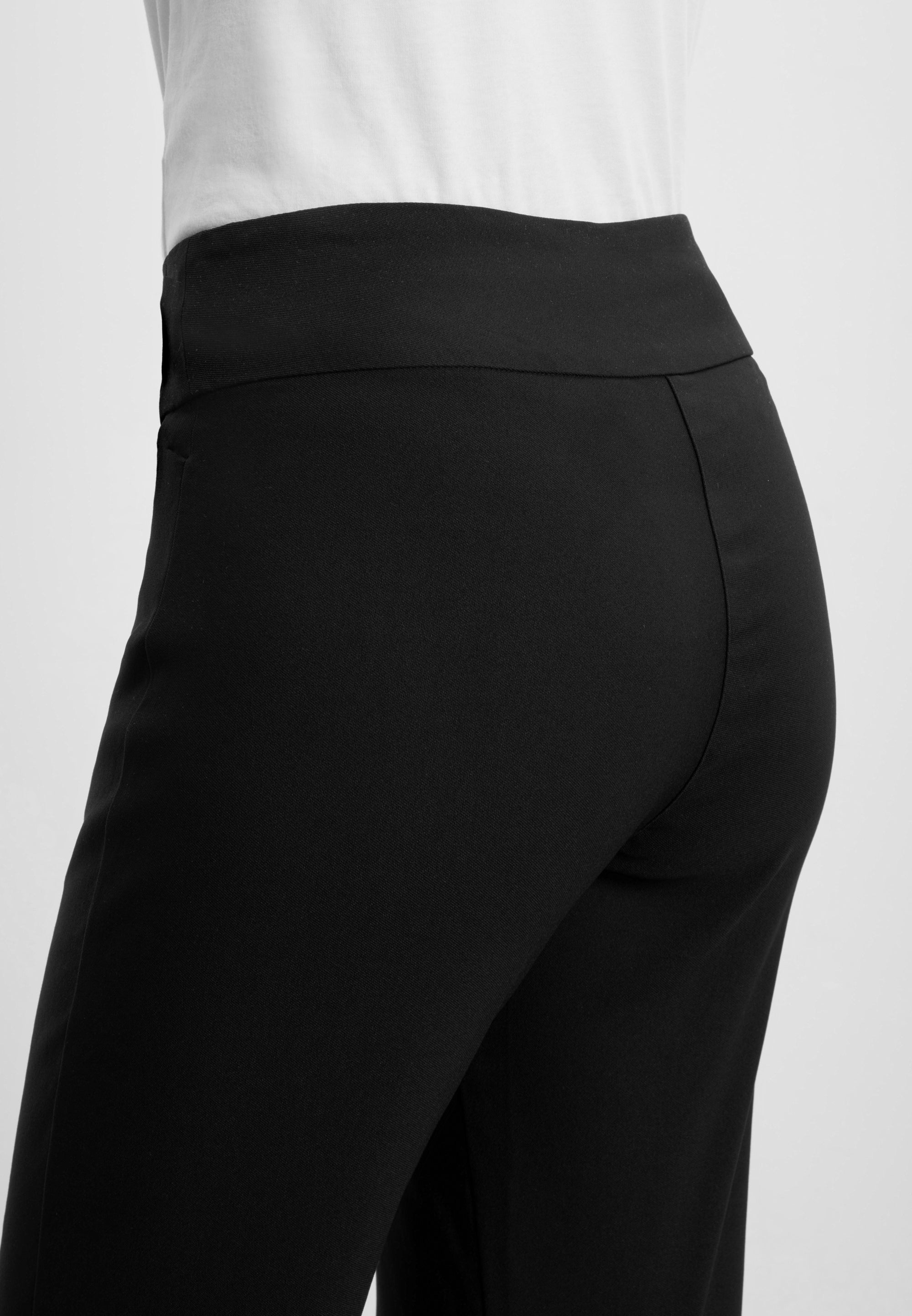 LAURIE Thea Straight - Medium Length Straight 99000 Black