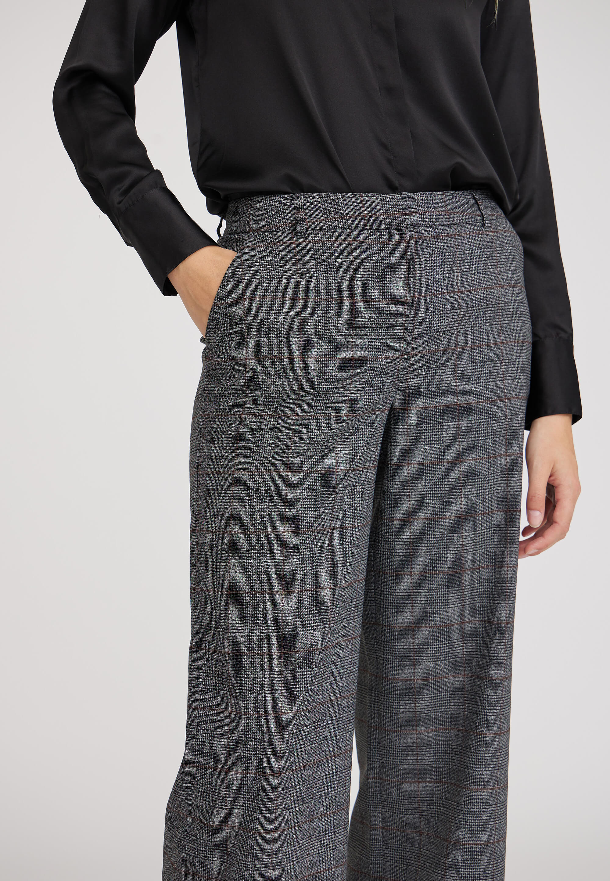 LAURIE June Loose - Medium Length Loose 97301 Anthracite Tartan Check