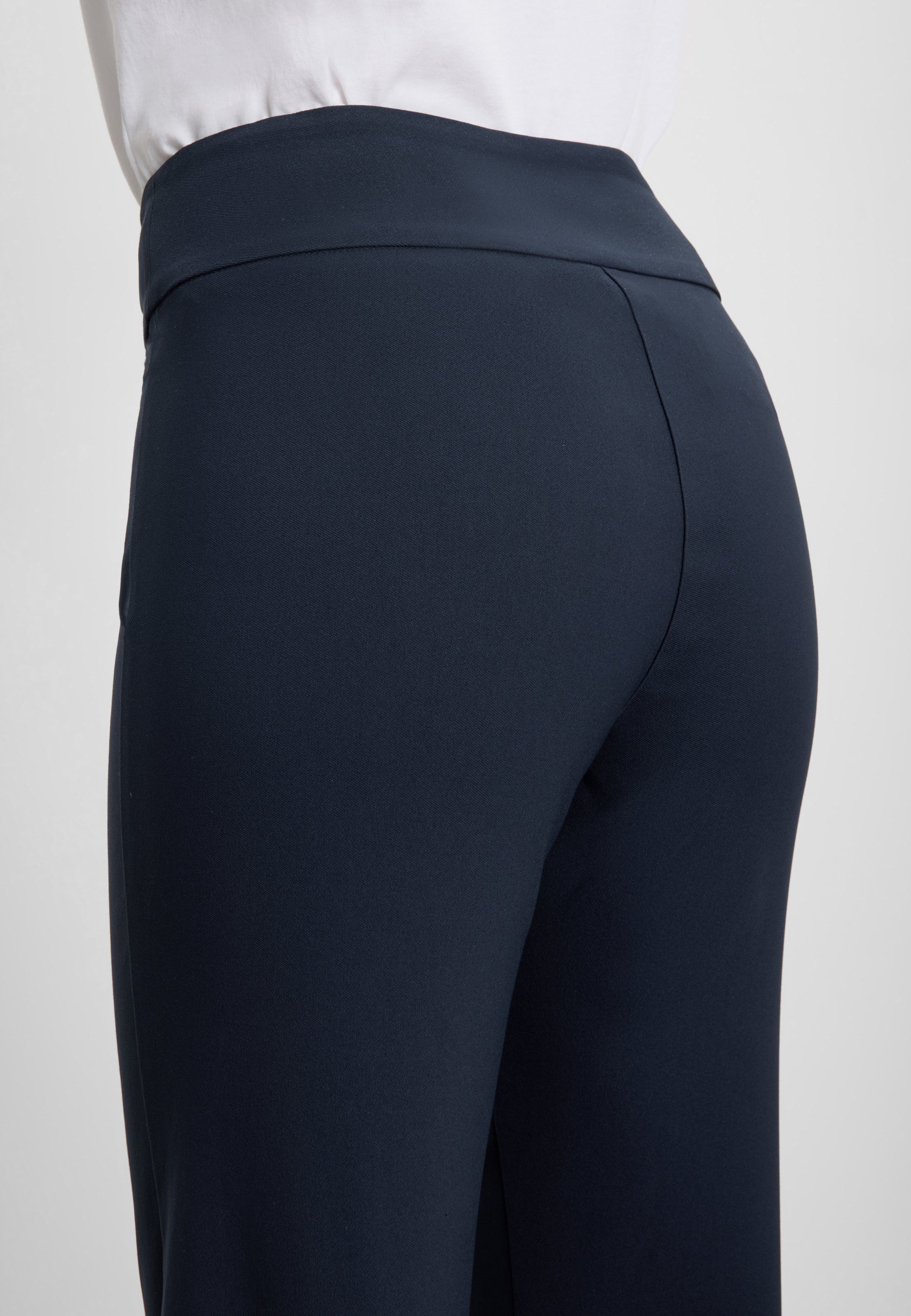 LAURIE Thea Straight - Medium Length Straight 49000 Navy