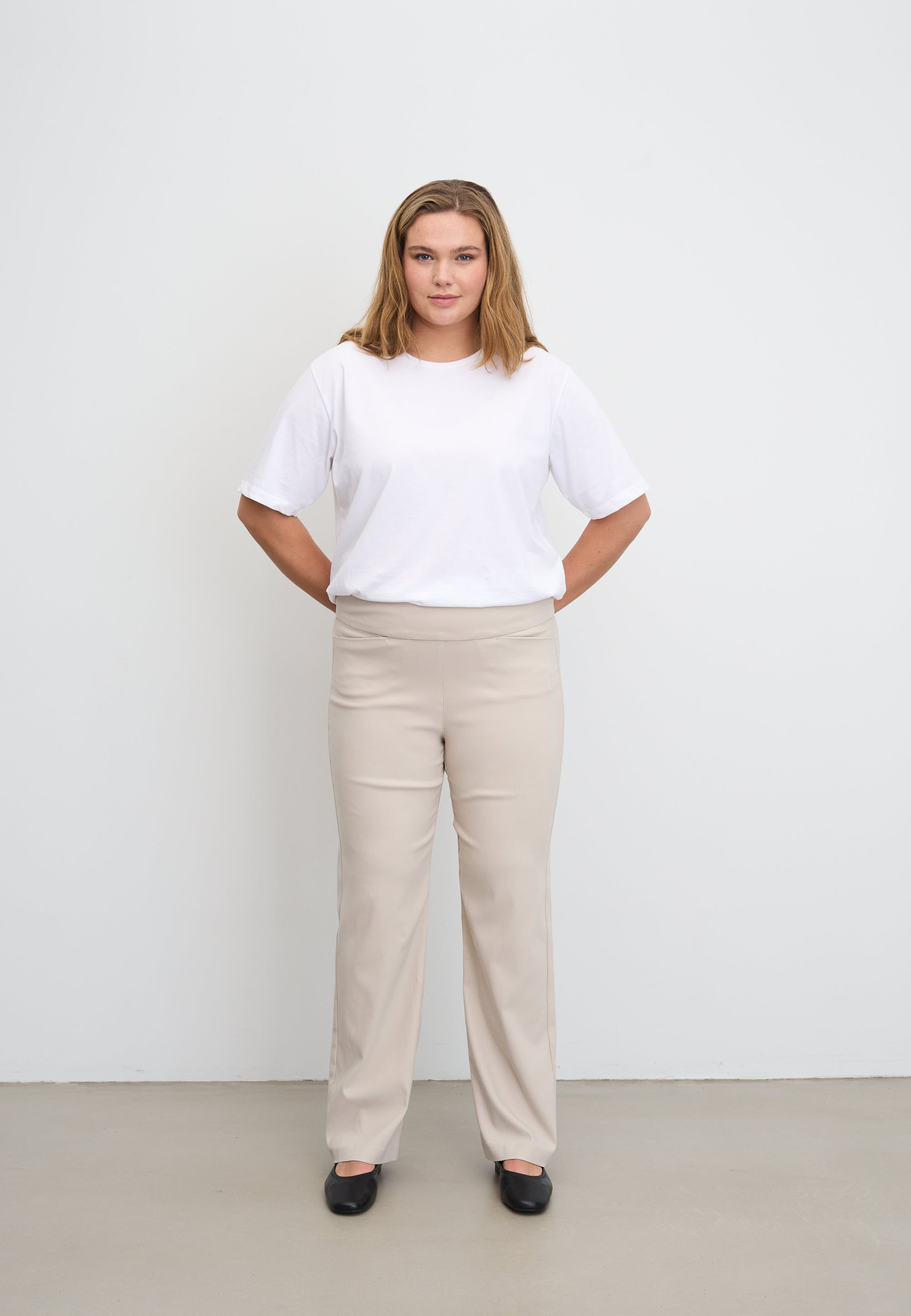 LAURIE  Thea Straight - Medium Length Trousers STRAIGHT 25000 Grey Sand