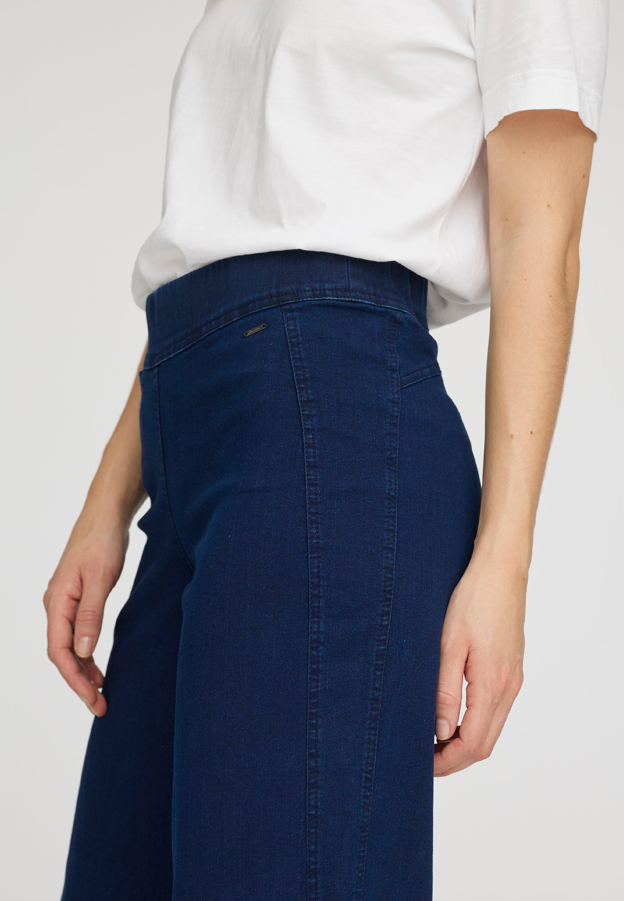 LAURIE Serene Loose - Extra Short Length Trousers LOOSE 49520 Dark Blue Denim